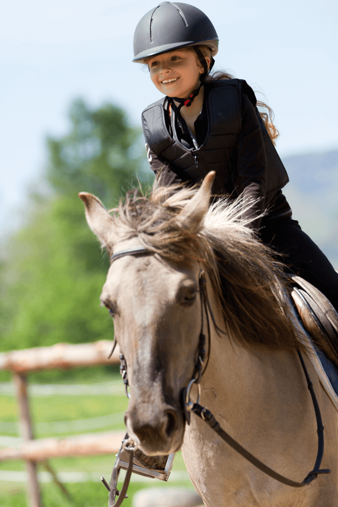 Porträt eines jungen Mädchens auf einem Pony