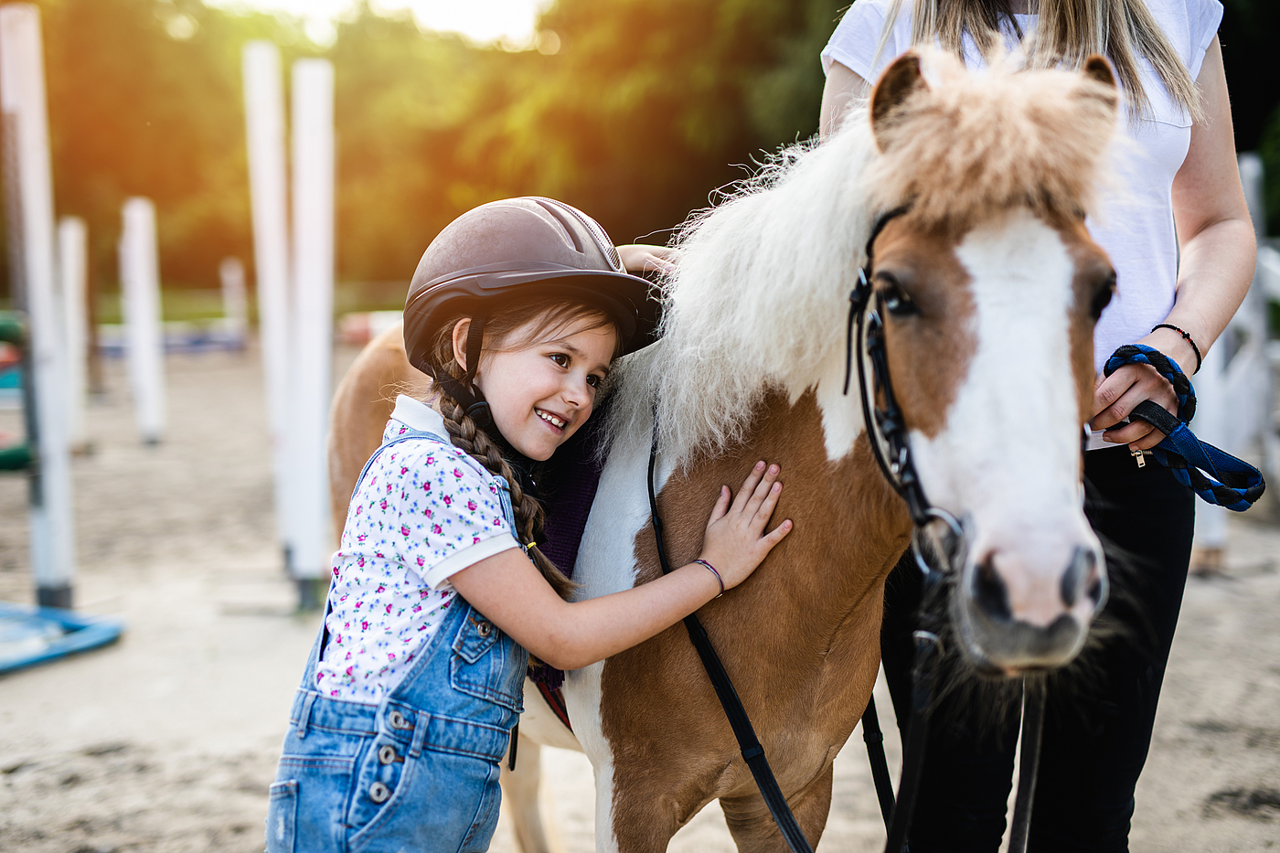 Kleines Mädchen mit einem Pony