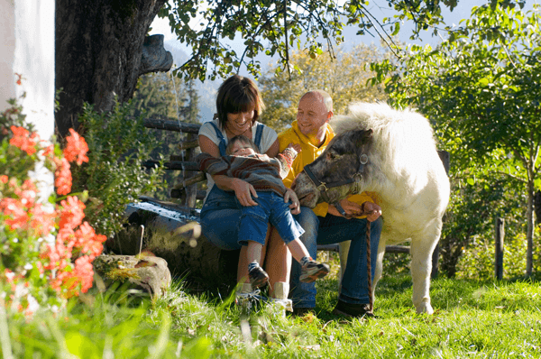 Familie mit Pony beim Bauernhofurlaub