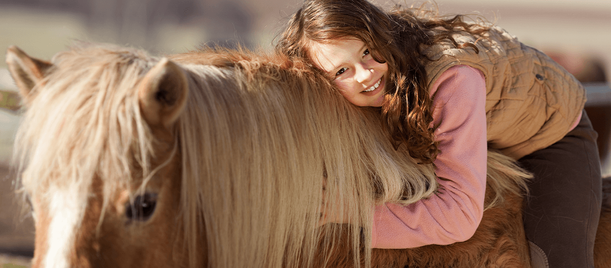 Kind beim Ponyreiten