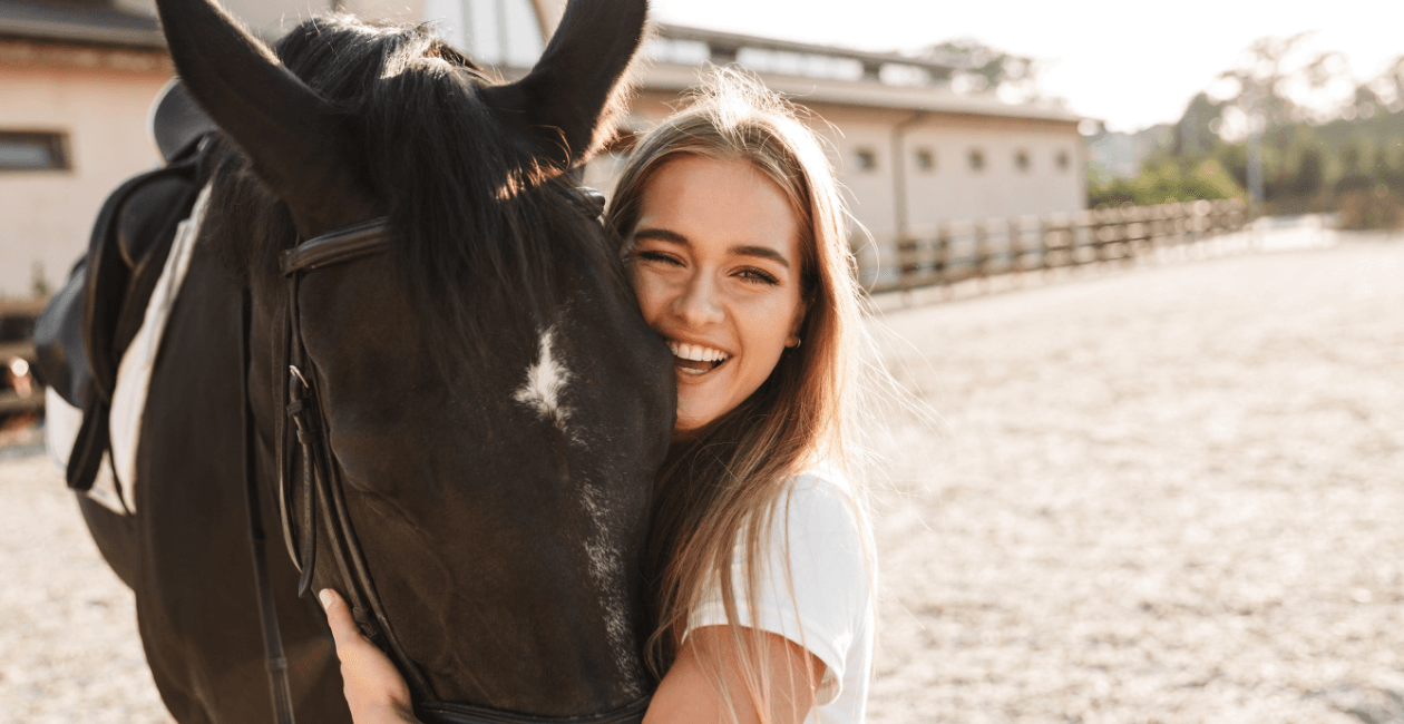 Glückliche Frau mit Pferd